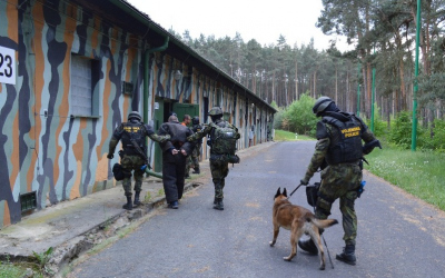 7_odsun_pachatelu_na_shromazdiste.jpg