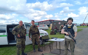 Příslušníci Dopravně pořádkové služby VP a jeden z návštěvníků