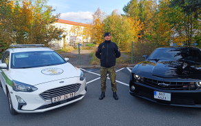 Vojenský policista spojil vášeň pro auta s charitou