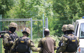 transport-zajatce-vojenskou-policii.jpg